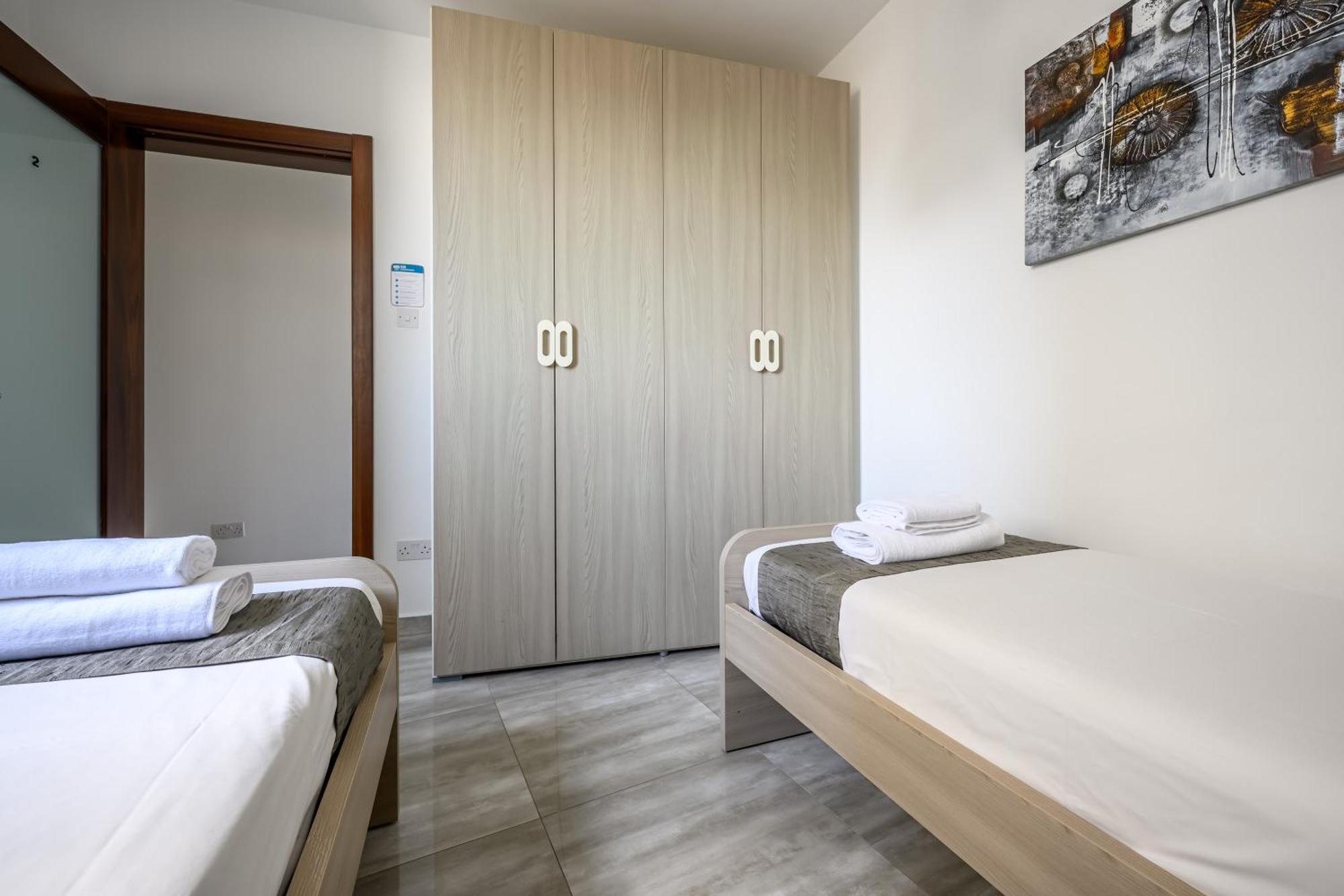 F11 Room 2, Private Room Two Single Beds Shared Bathroom In Shared Flat 姆西达 外观 照片